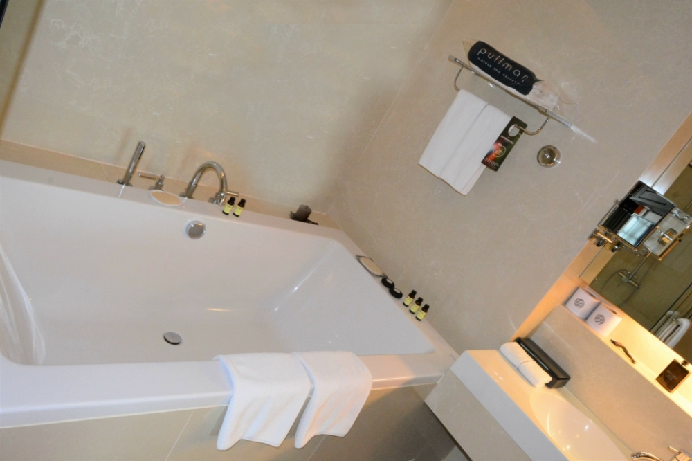 bathtub suite pullman bangkok king power