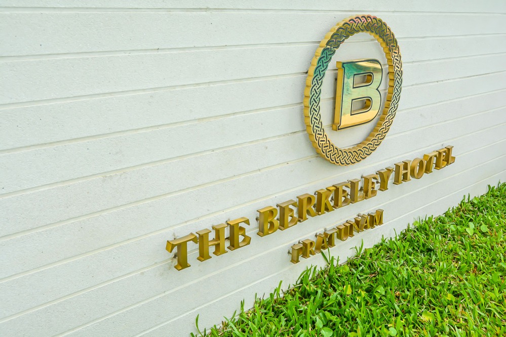 sign Berkeley Hotel Pratunam bangkok